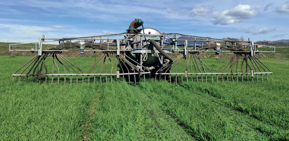 Aplicació en cobertora del cereal d’hivern del fertilitzant orgànic (purí i fracció líquida) mitjançant el sistema de tubs penjants acoblats a la cisterna. (Font: Beta)