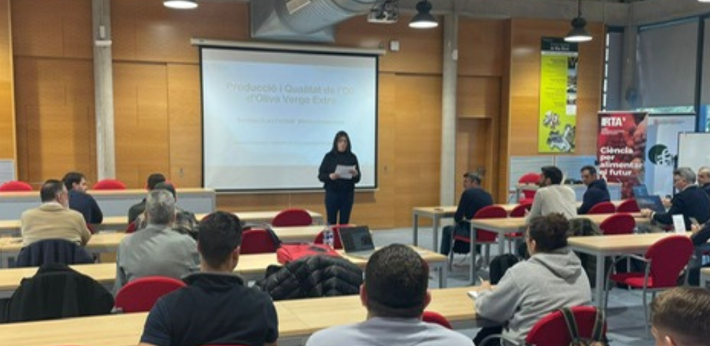 Sessió inaugural del curs de microcredencials en producció i qualitat de l’oli d’oliva verge extra a les instal·lacions de Mas Bover.
