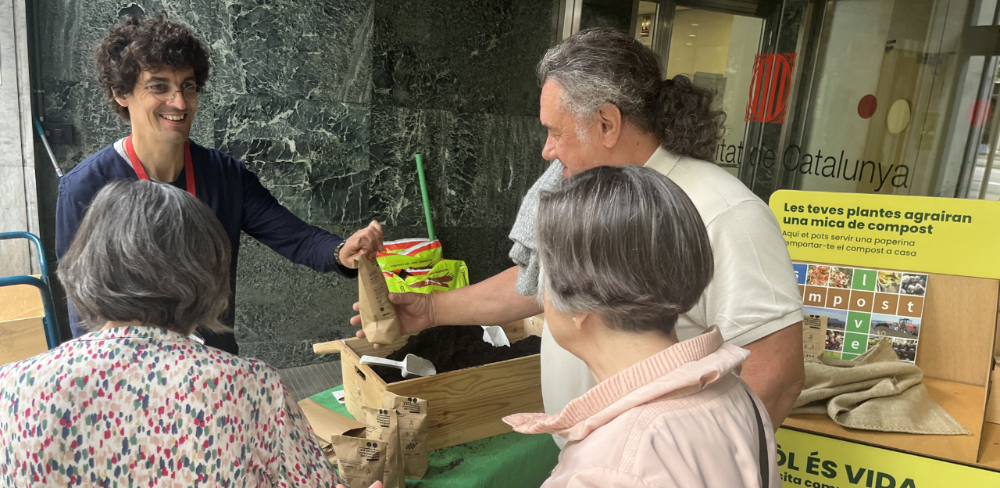L’Oficina de Fertilització se suma a la Setmana Internacional del Compost repartint bosses d’aquest producte als Serveis Centrals del Departament