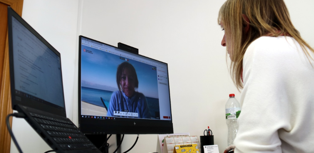 L'atenció per videotrucada s'està provant en cinc oficines comarcals.